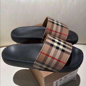 Burberry Tan Slippers Luxurious Comfort